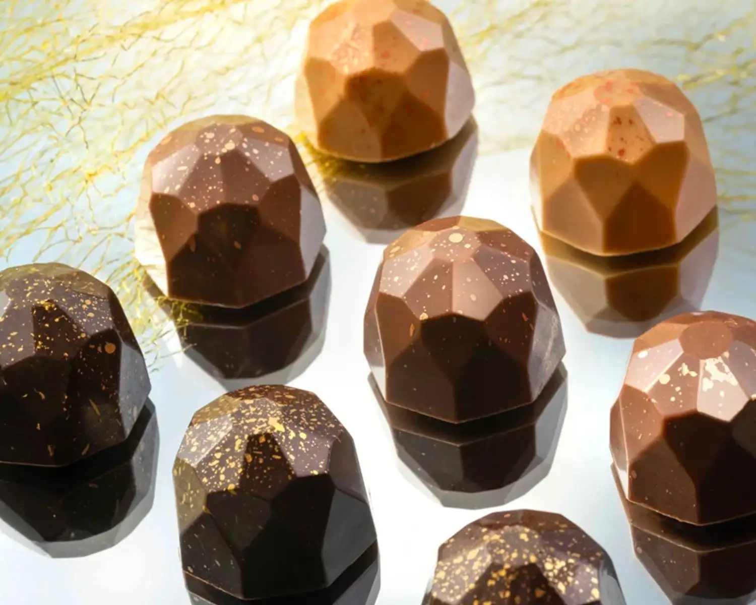 Le praline Diamanti di T'a Milano: cioccolatini a facce come gemme, fondenti, al latte e caramello, con la polvere d'oro