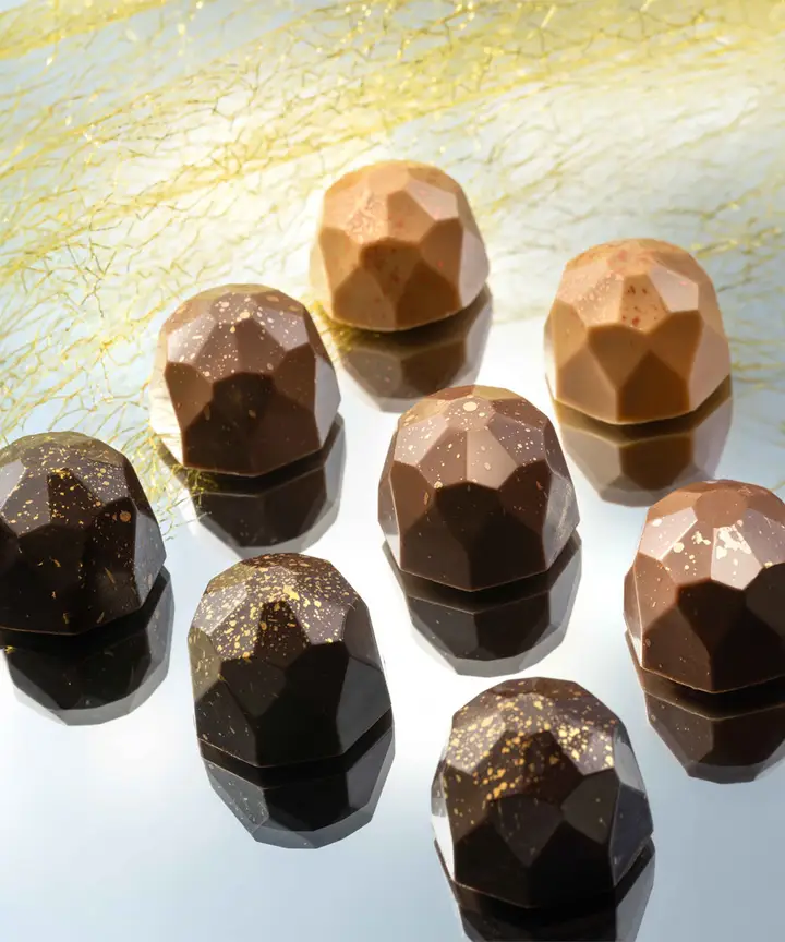 Diamanti: praline a facce di cioccolato fondente, al latte e caramello, con la polvere d'oro